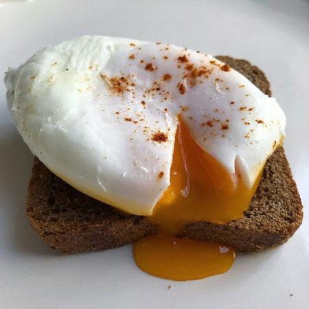 تخم مرغ آب پز بدون پوست برای یک صبحانه مقوی و خوشمزه تخم مرغ آب پز بدون پوست برای یک صبحانه مقوی و خوشمزه